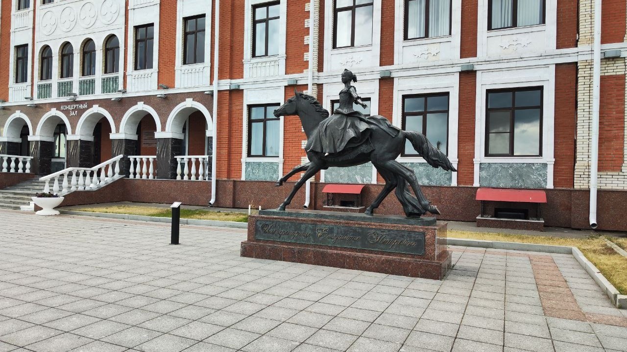  Памятник императрице Елизавете в Йошкар-Оле