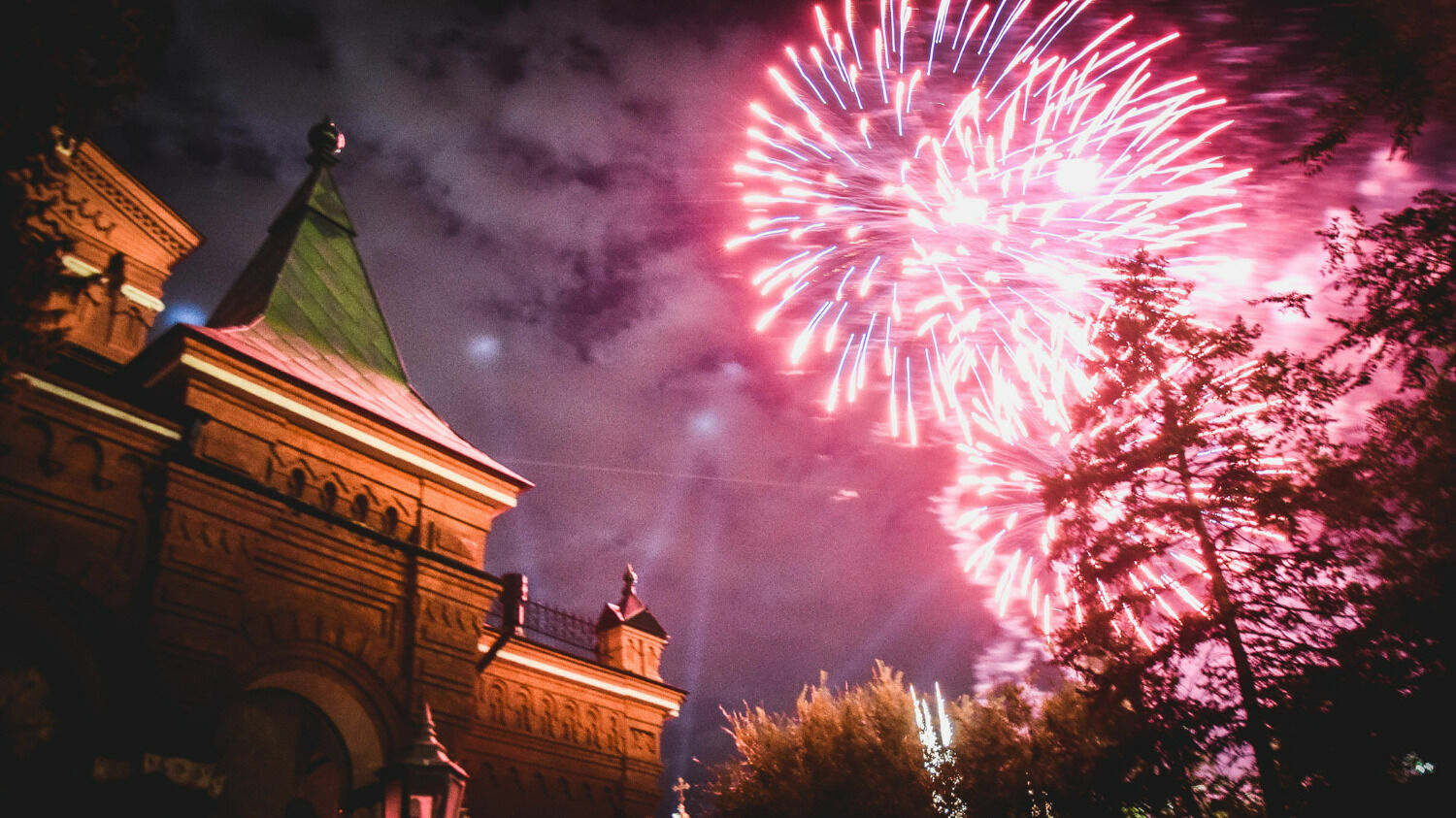 Праздничный салют на День Победы в Нижнем Новгороде