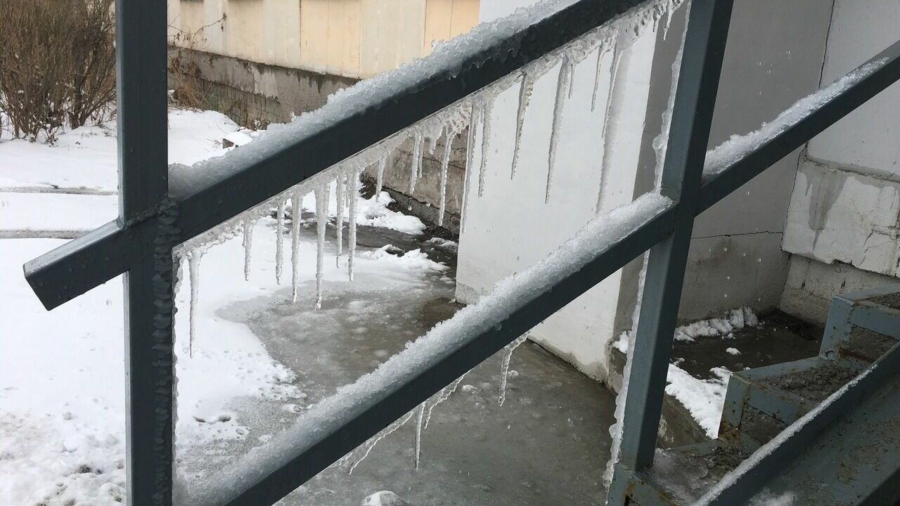 Подъезд дома на Чаадаева в Нижнем Новгороде покрылся льдом из-за аварии