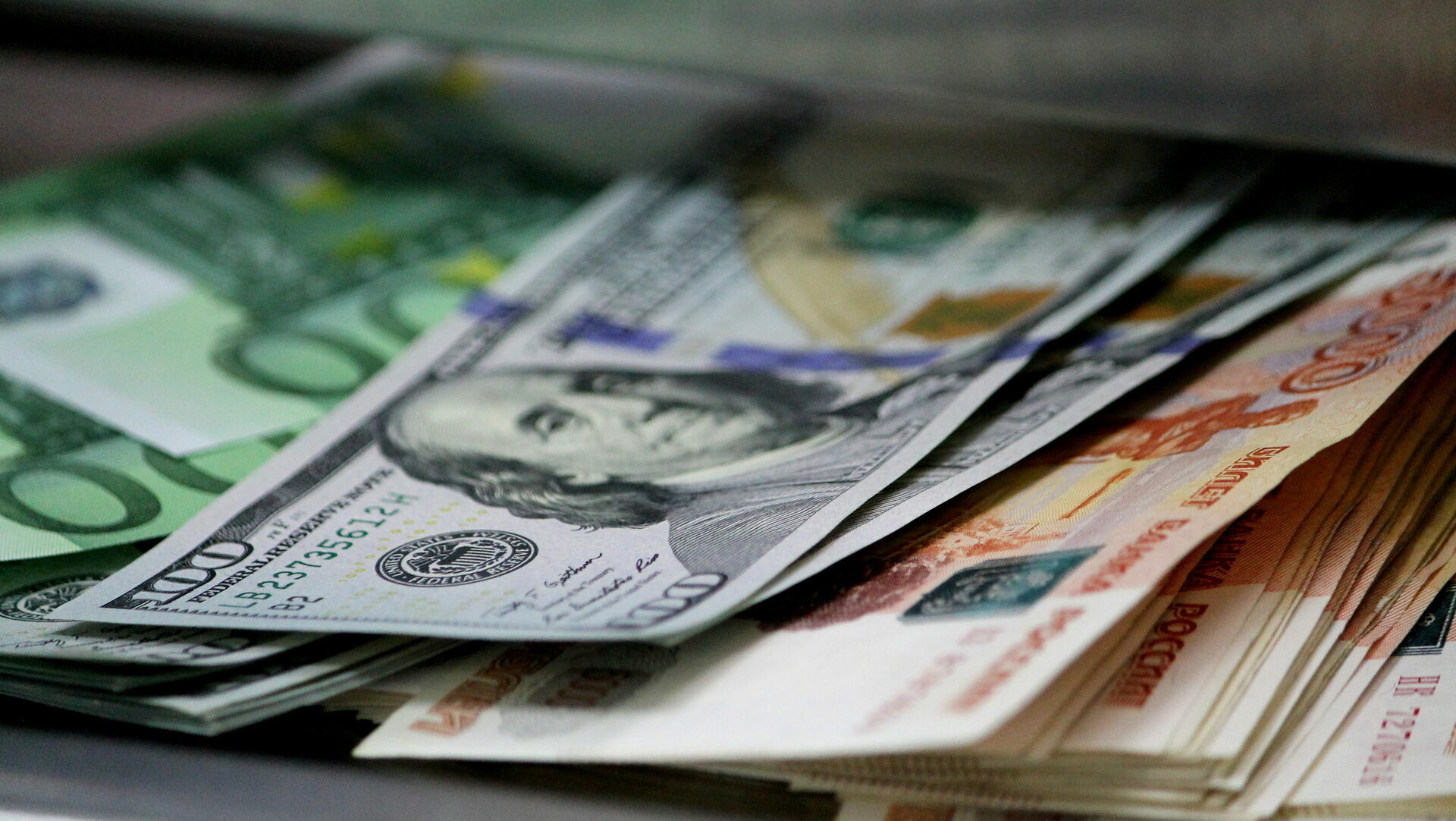 Нижегородские банки продают доллар по 100 рублей, евро — по 120 и выше