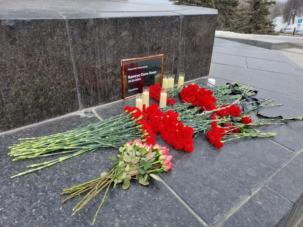Нижегородцы несут цветы к подножию памятника Чкалову