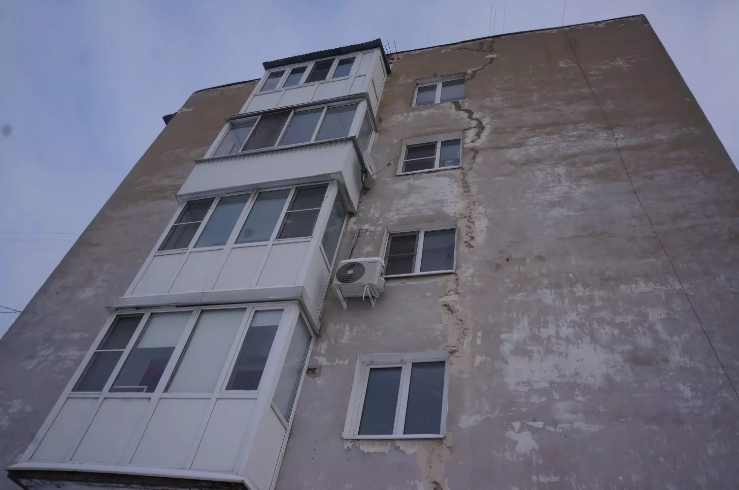 Трещины на доме в Дзержинске, со слов жильцов, прогрессируют