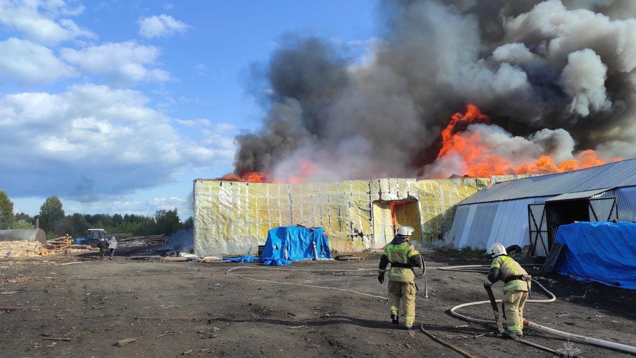 Пожар произошел на складе с древесным углем 
