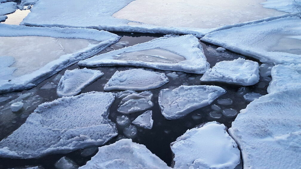 Двое подростков провалились под лед в Выксе
