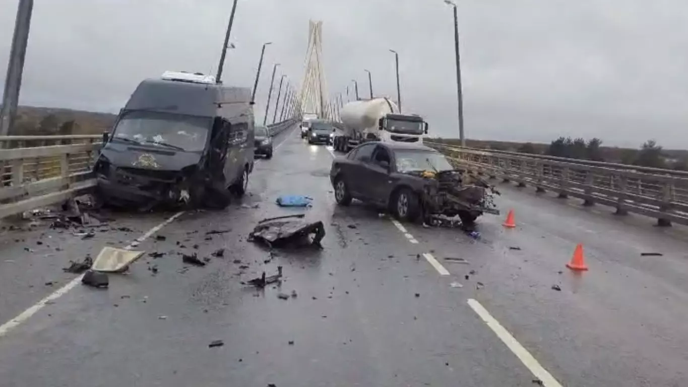 Четыре человека пострадали в ДТП на мосту на М-12 