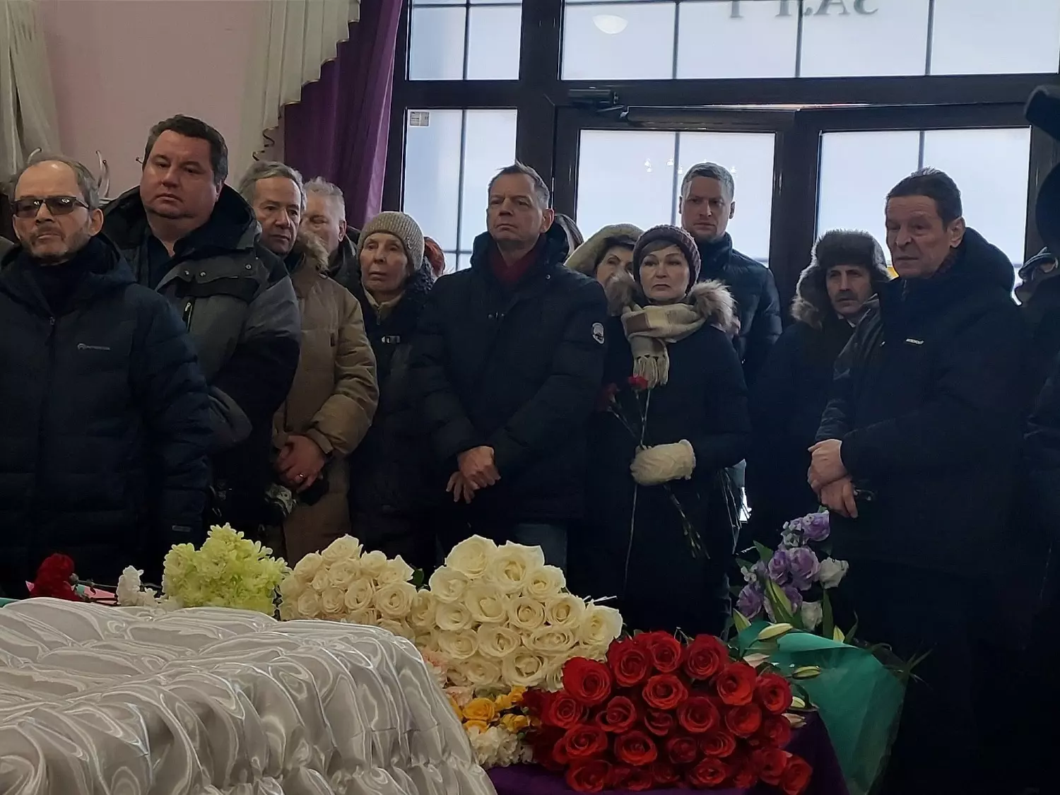 На похороны Немцовой пришли десятки человек