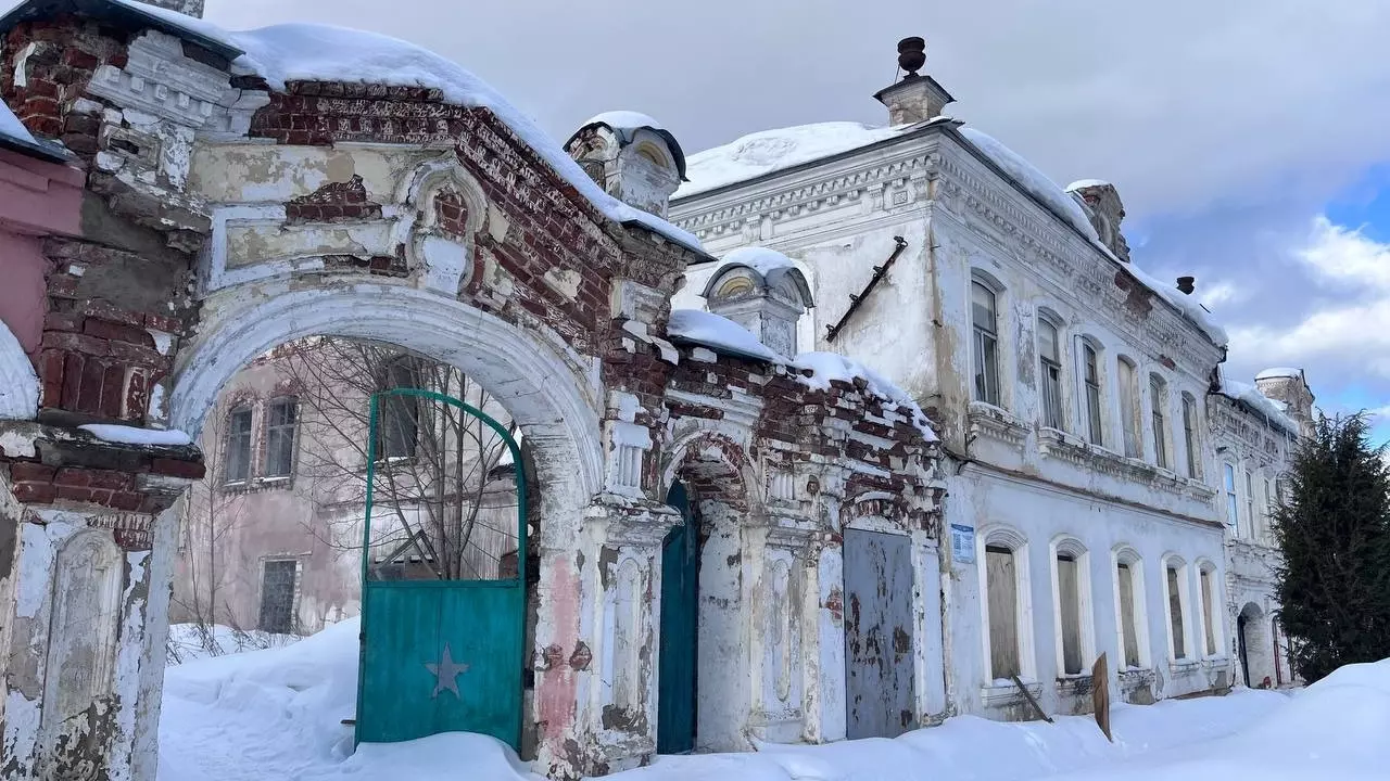 Дом с воротами Л. Разумовой конца XIX века выставили на торги в Ветлуге.