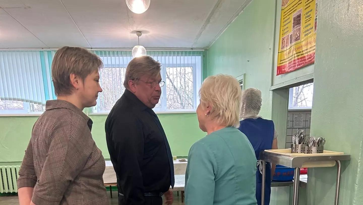 Депутат Роман Шилов проверил качество питания в школе №71