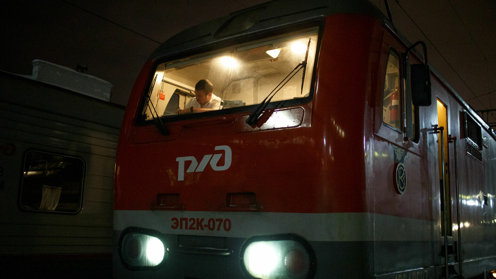 Иномарка протаранила поезд в Володарском районе