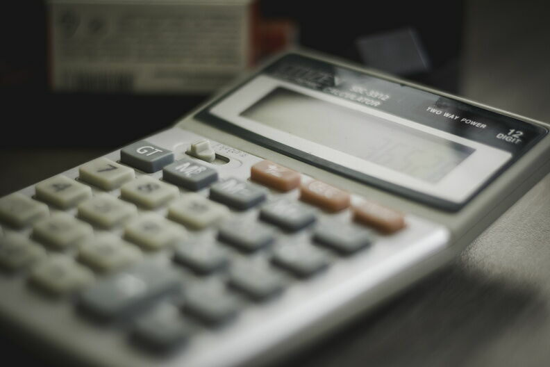 Калькулятор на столе