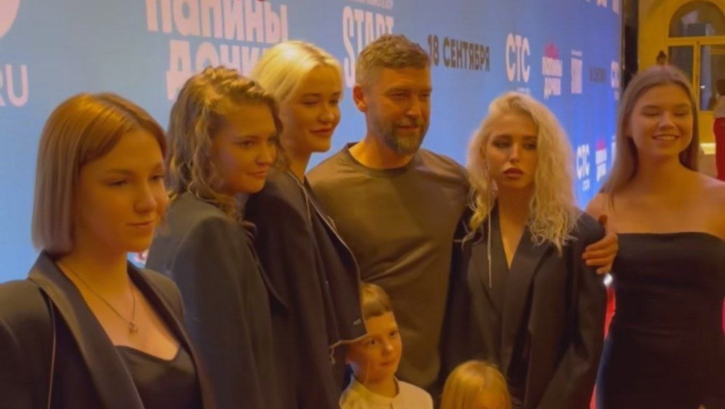 Владимир Кристовский привел на премьеру «Папиных дочек» детей
