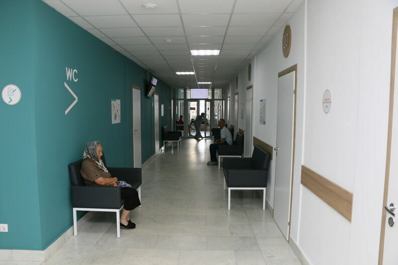 Зараженные COVID-19 пациенты 4 часа стояли в очереди в Борской ЦРБ