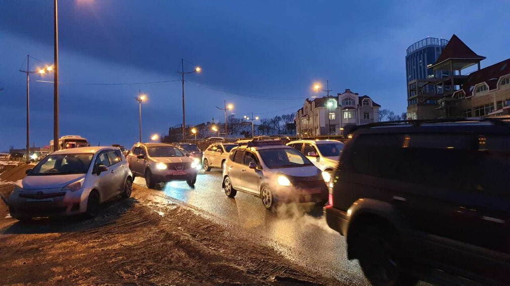 Саморезы и блоки: нижегородцы мешают автомобилистам объехать пробку у Ольгино