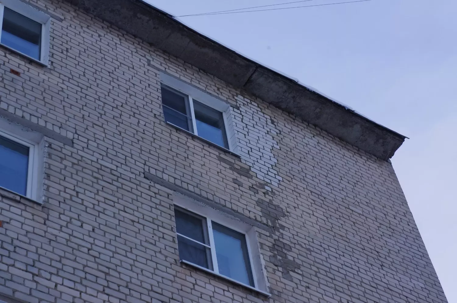 Трещины на доме в Дзержинске, со слов жильцов, прогрессируют