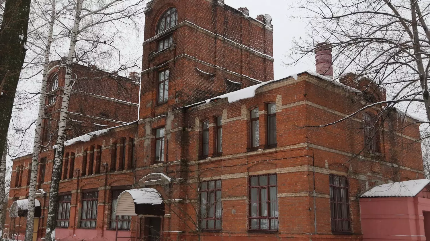 Заброшенный корпус психиатрической больницы в Ляхове