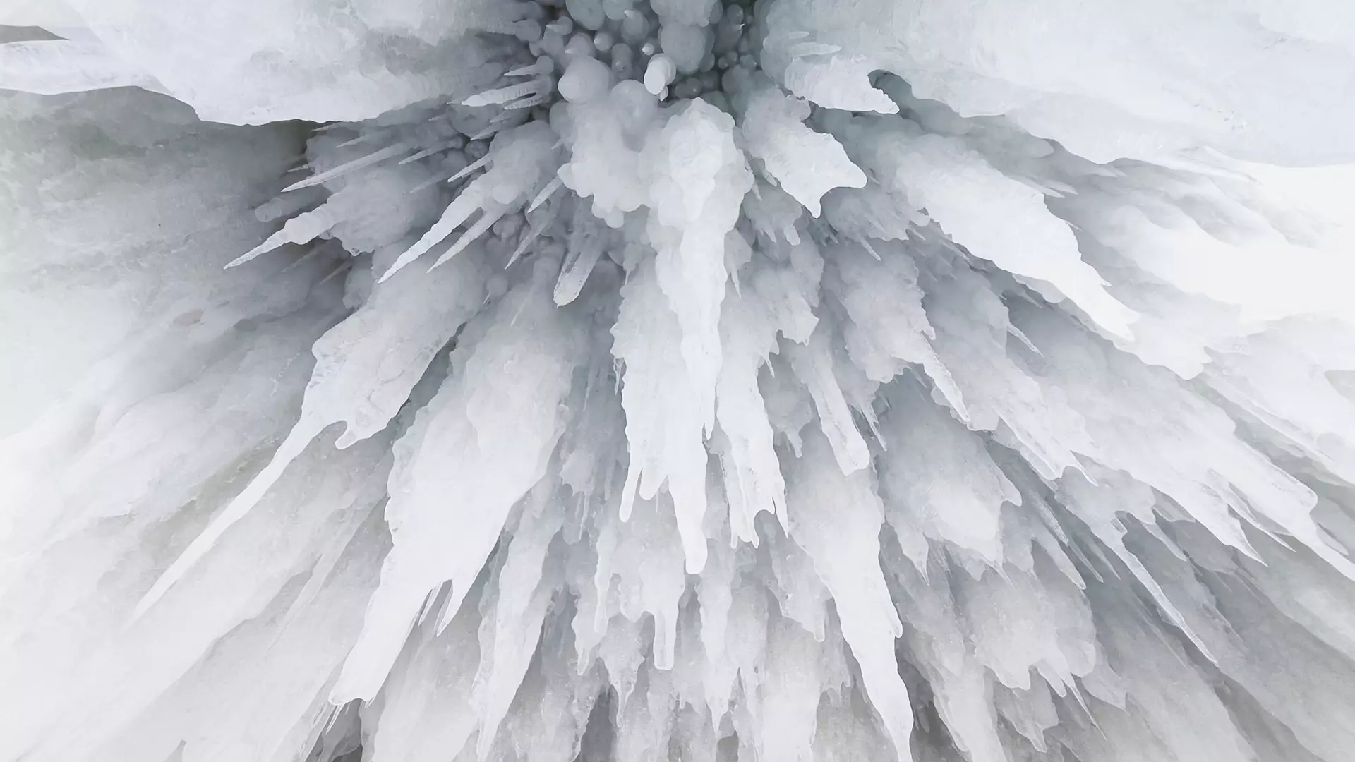 Глыба льда упала на пенсионерку в Нижнем Новгороде