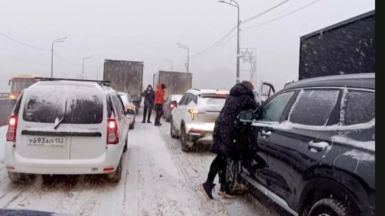 Мызинский мост в Нижнем Новгороде перекрыли из-за снегопада