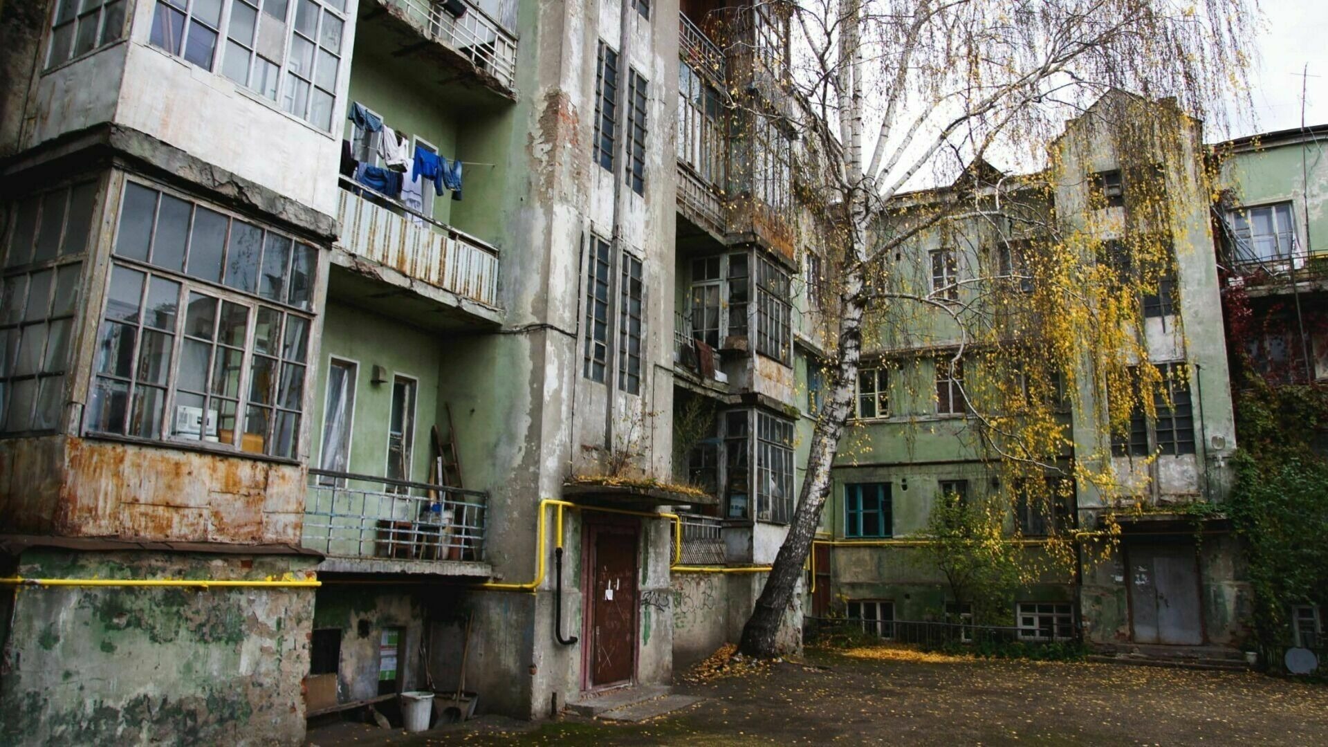 Потолок рухнул в квартире дома на улице Космонавта Комарова в Нижнем Новгороде