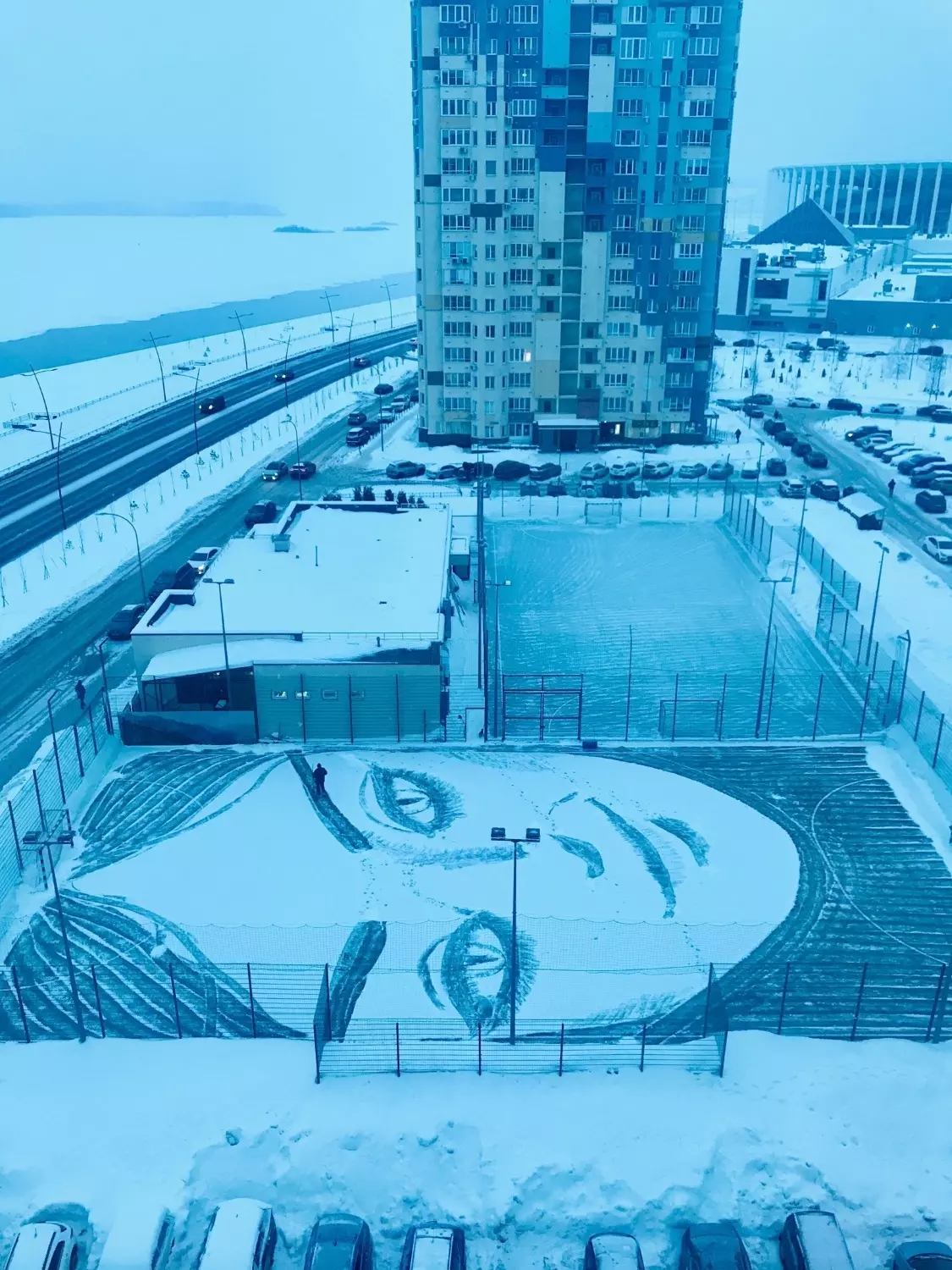 Дворник нарисовал «спящую красавицу» на снегу
