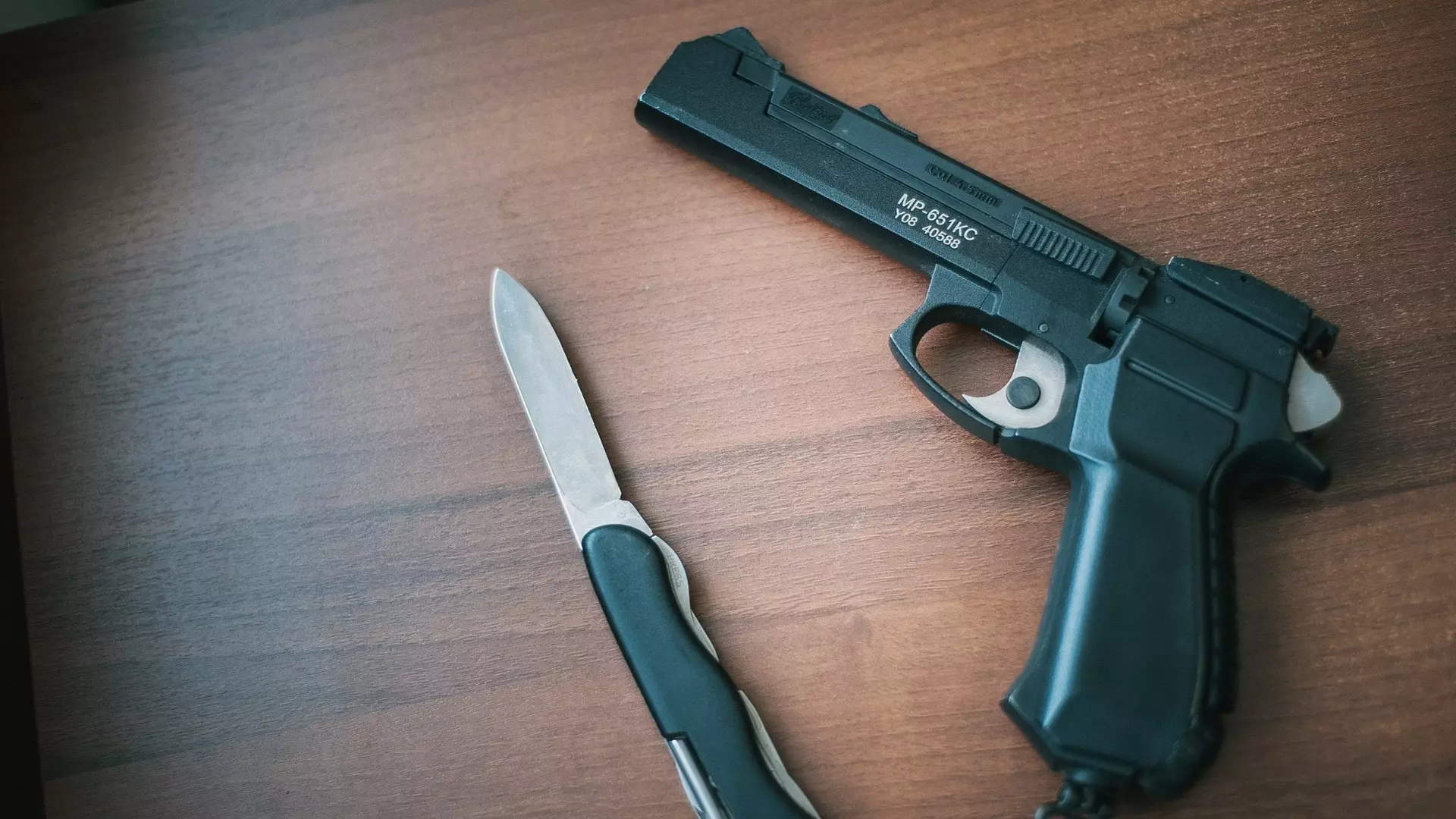 Подросток носил с собой пистолет и нож для защиты