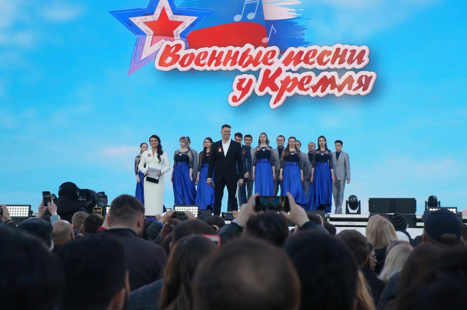 Выступление хористов у нижегородского кремля