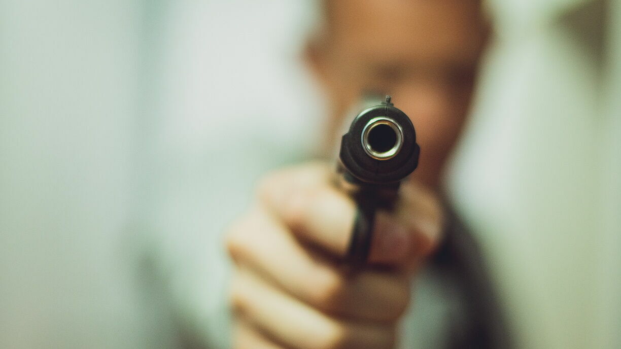 Неадекватный мужчина выстрелил в грудь 13-летней девочки в Кулебаках