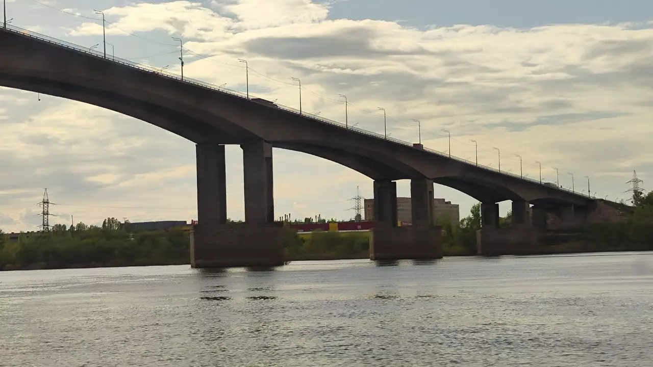 Две полосы на Мызинском мосту перекрыли