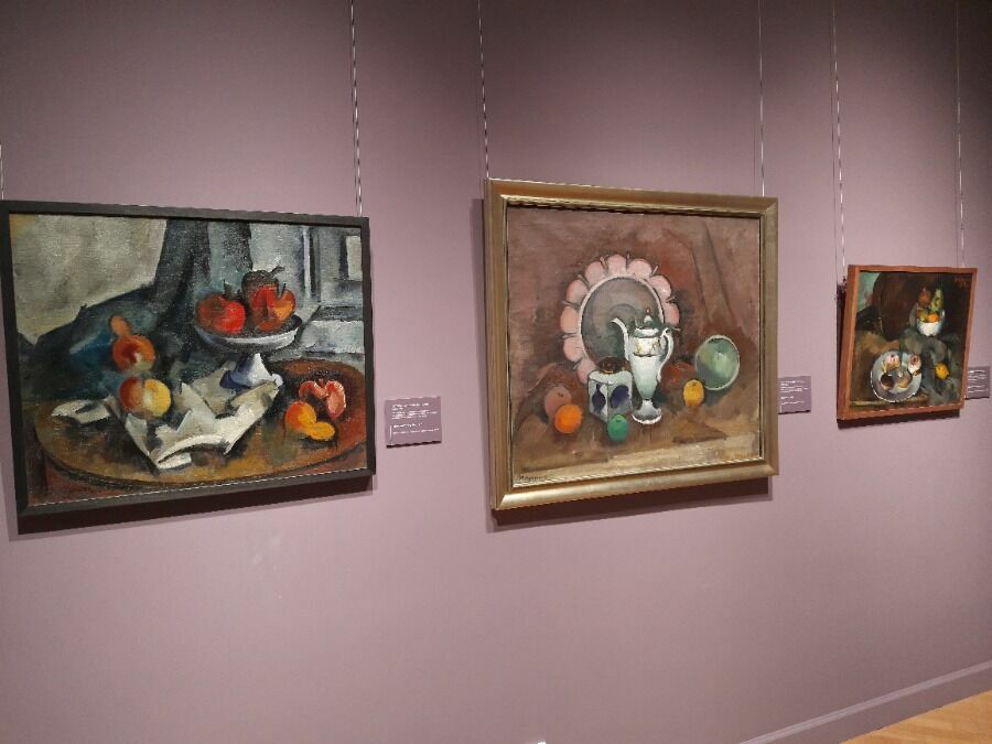 Слева направо: А. Куприн "Натюрморт" 1918 год и "Натюрморт" 1922 год. Н. Козочкин "Натюрморт с пирожками"