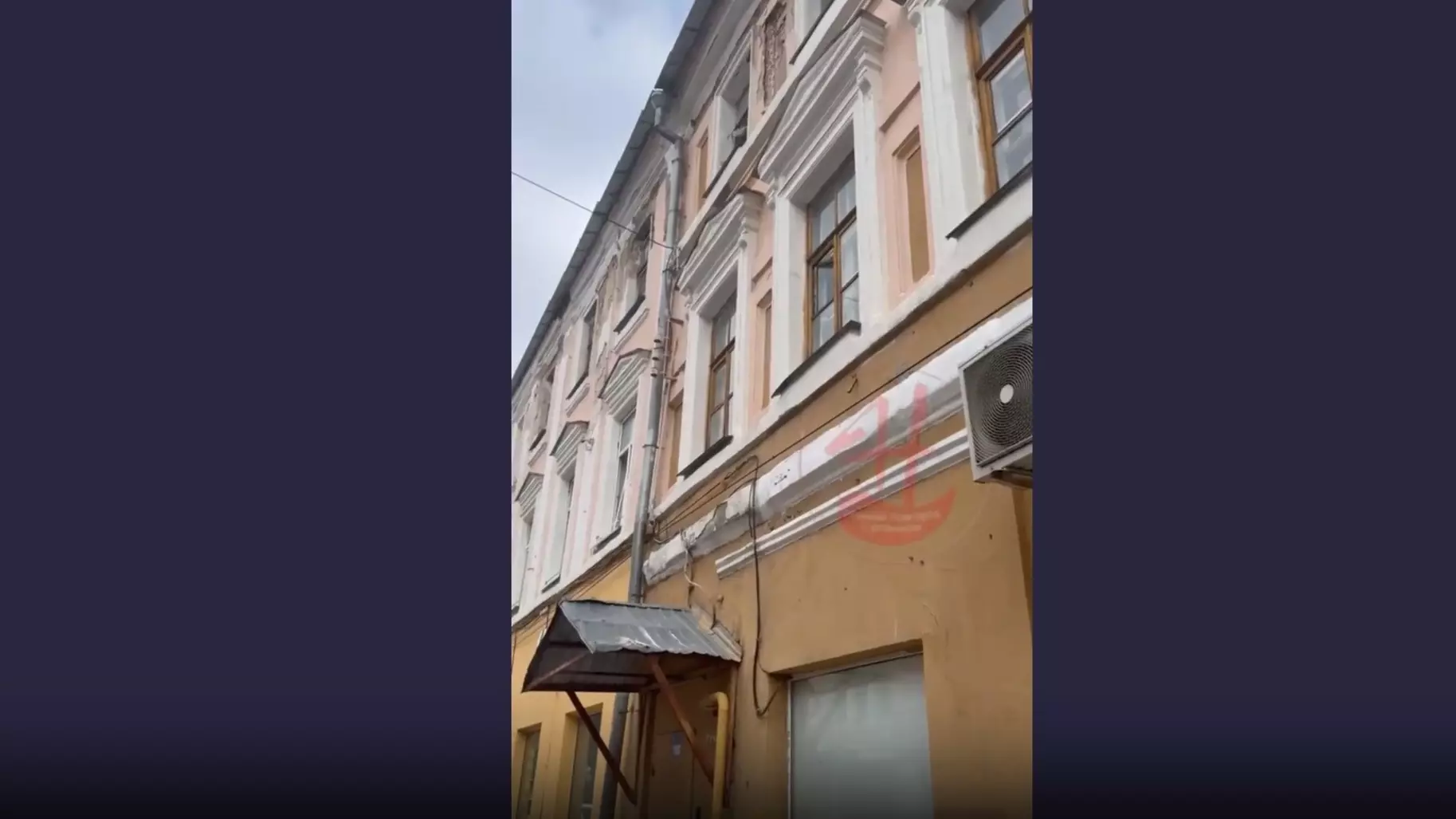 Разрушающийся фасад дома на Алексеевской обещают отремонтировать