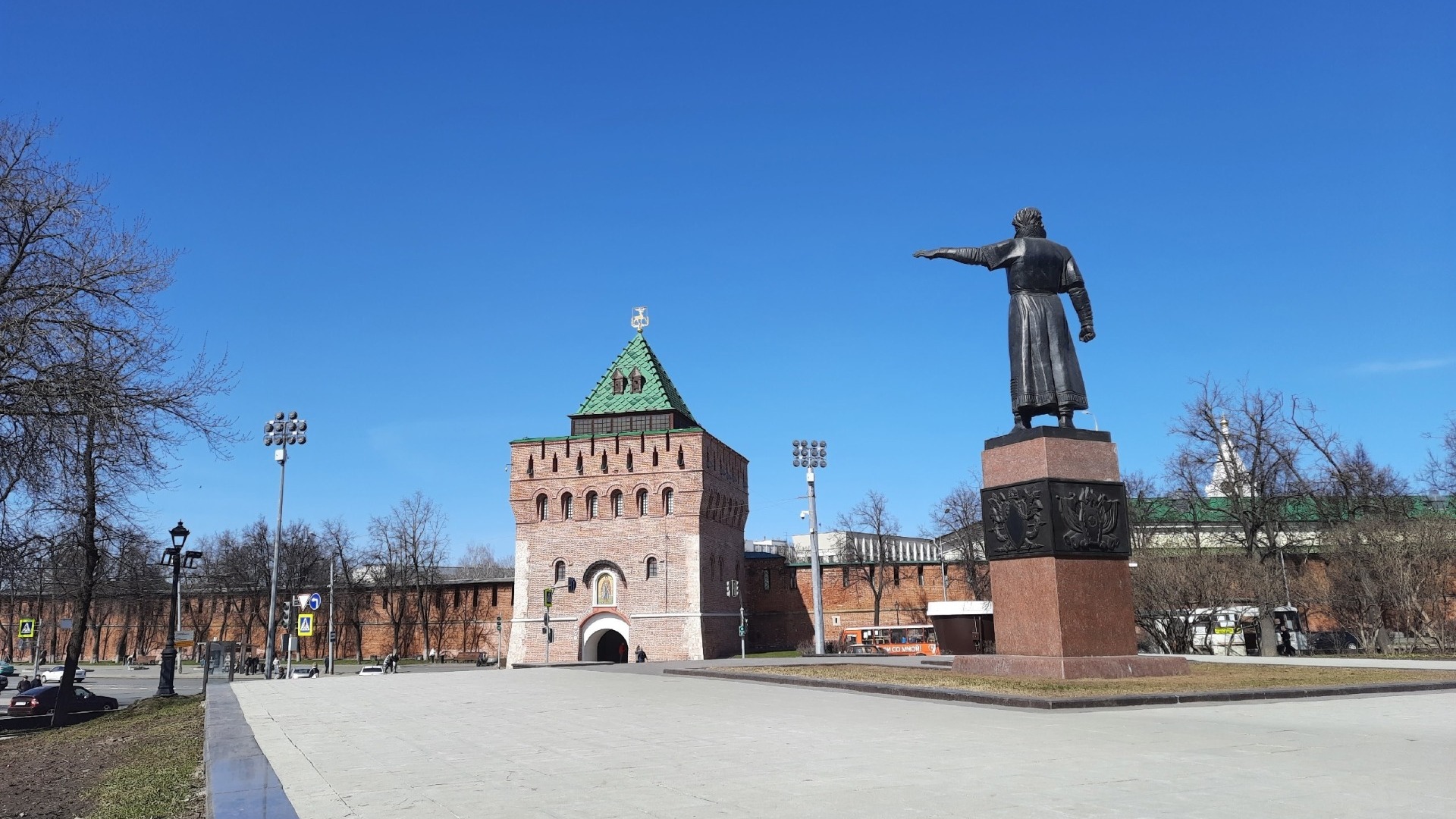 Памятник Минину отмывают от птичьего помета в центре Нижнего Новгорода