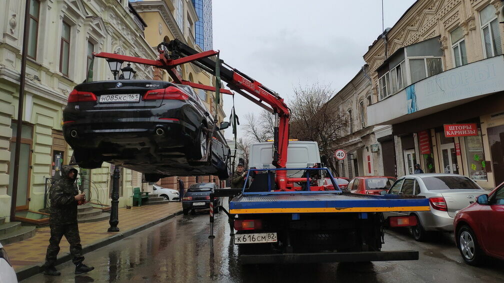 Машины эвакуируют с парковки у ТЦ «Этажи» в Нижнем Новгороде