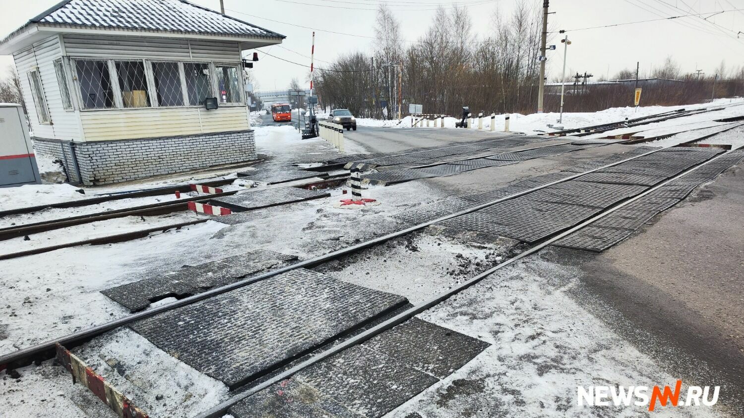 Железнодорожный переезд на Петряевке