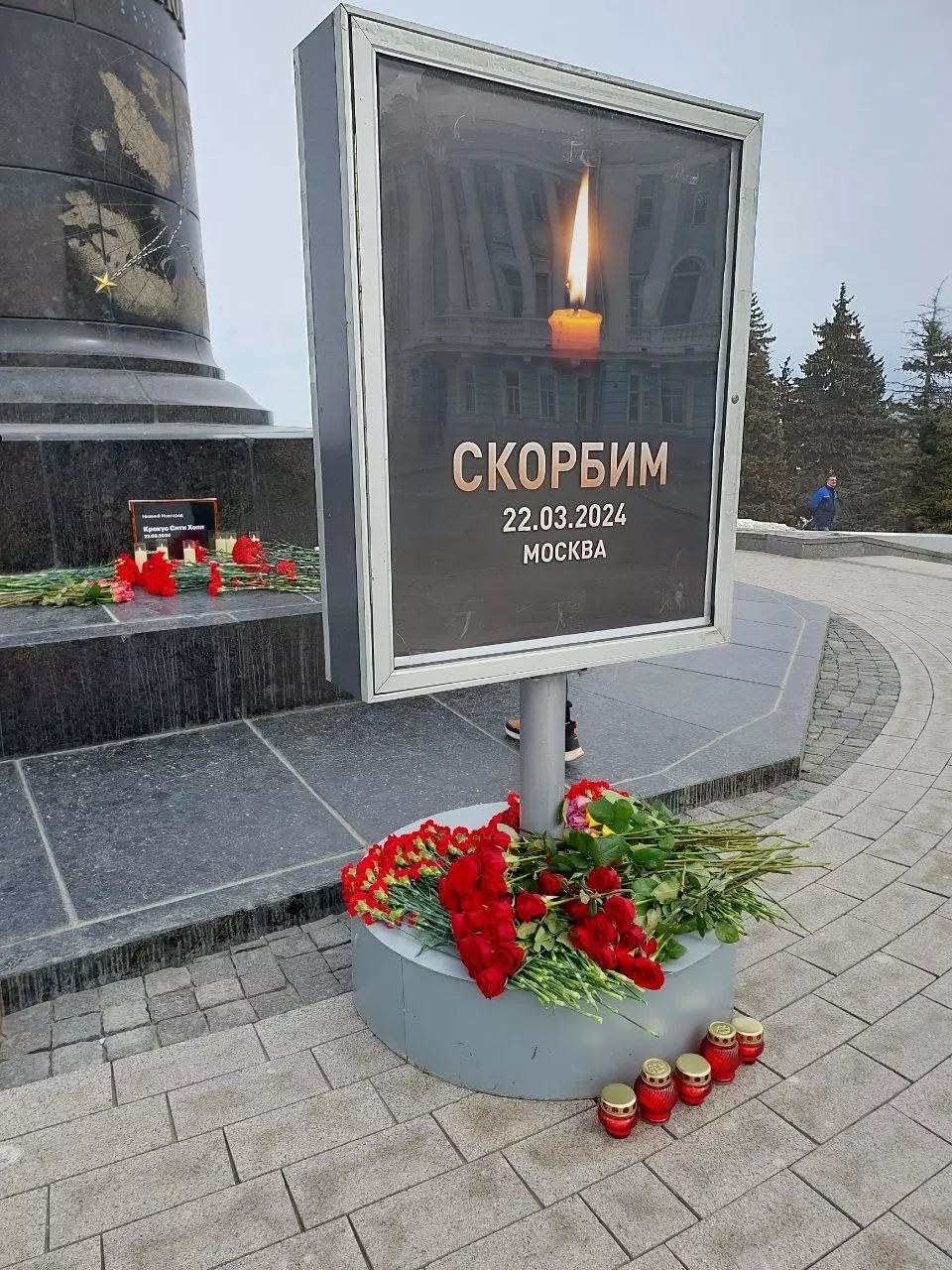 Нижегородцы несут цветы к подножию памятника Чкалову