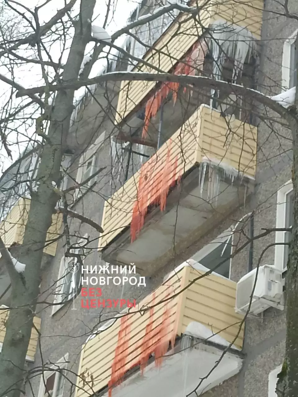 «Кровавые» сосульки выросли на доме в Нижнем Новгороде