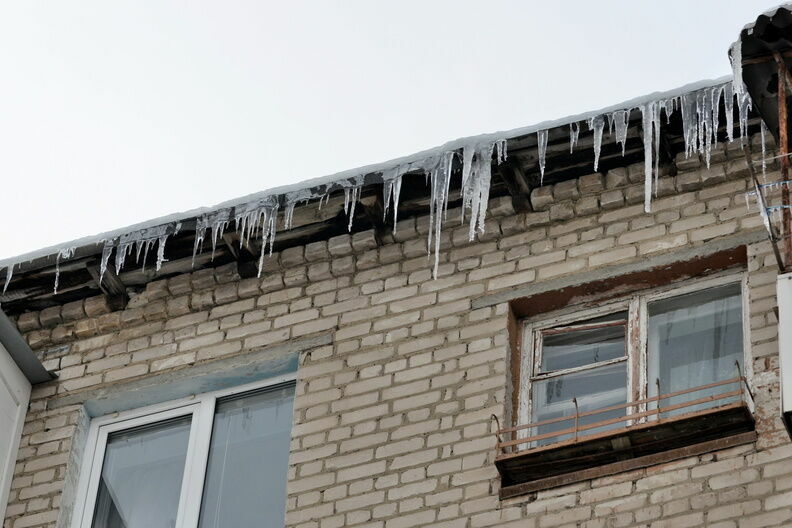 Ледяная глыба упала на подростка с крыши в Нижнем Новгороде