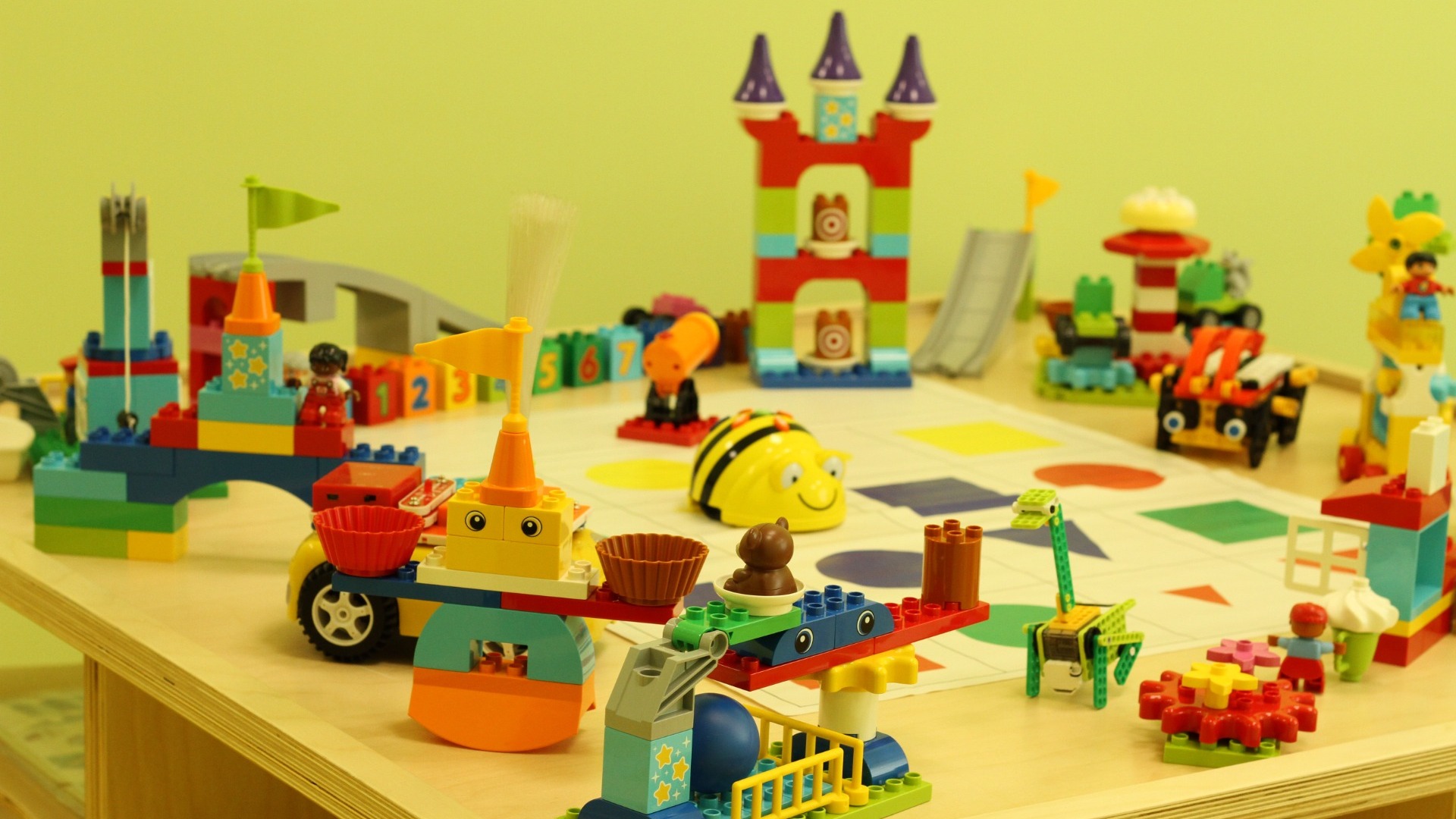 Столик в детском саду с игрушками 