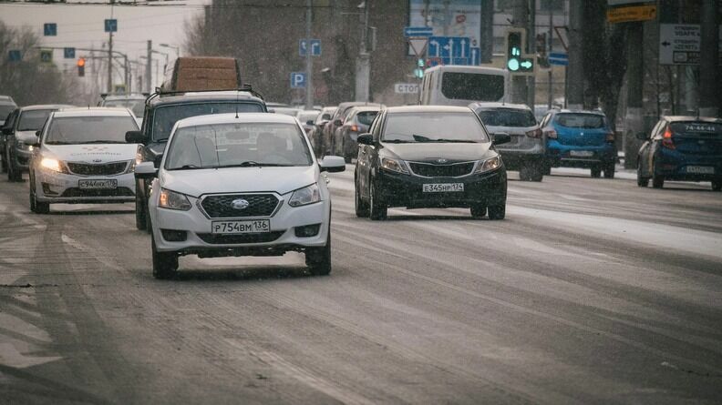 Синоптик рекомендовал автовладельцам быть осторожнее на поворотах в ледяной дождь
