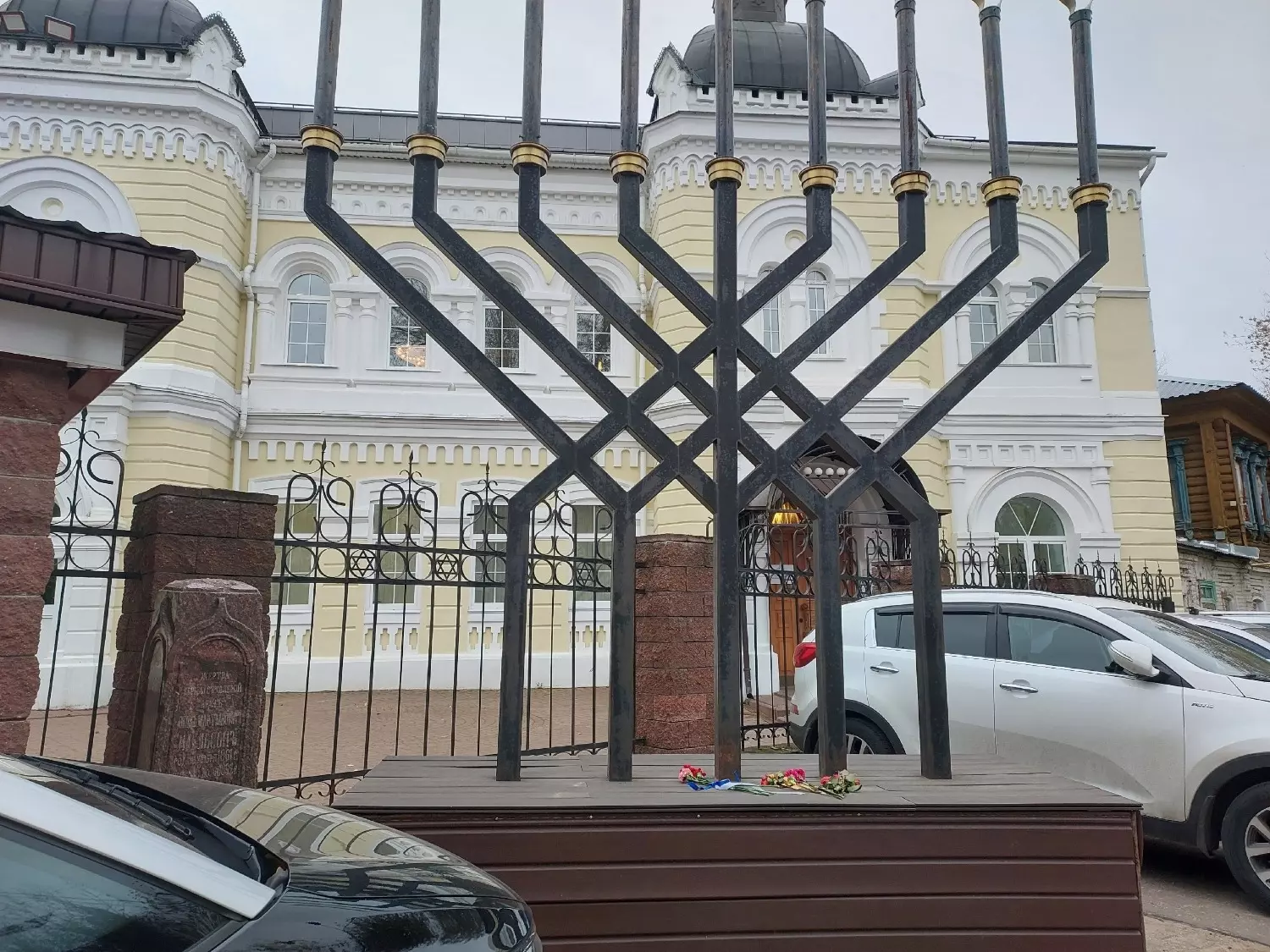 Цветы у синагоги в Нижнем Новгороде