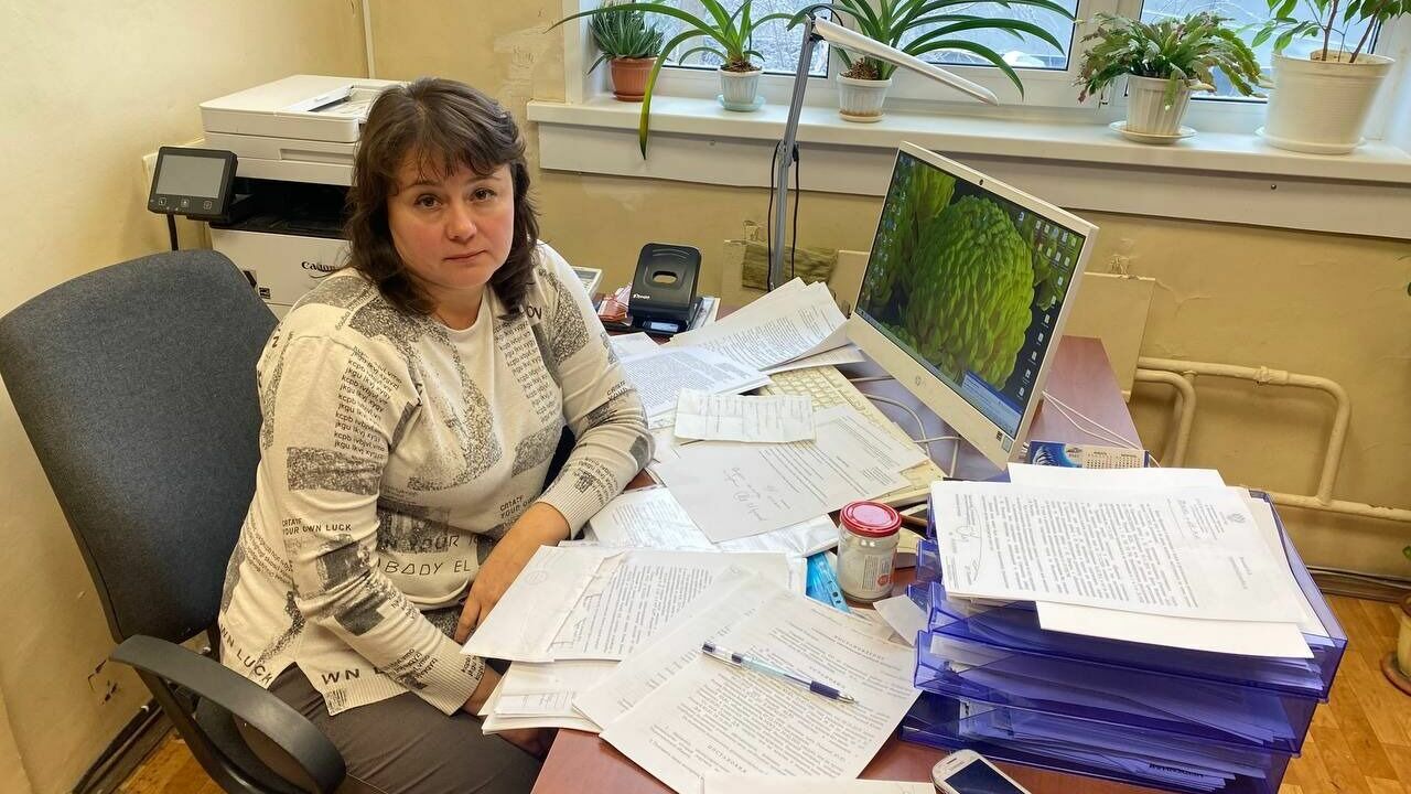 Наталья Розова в окружении листов уголовного дела.