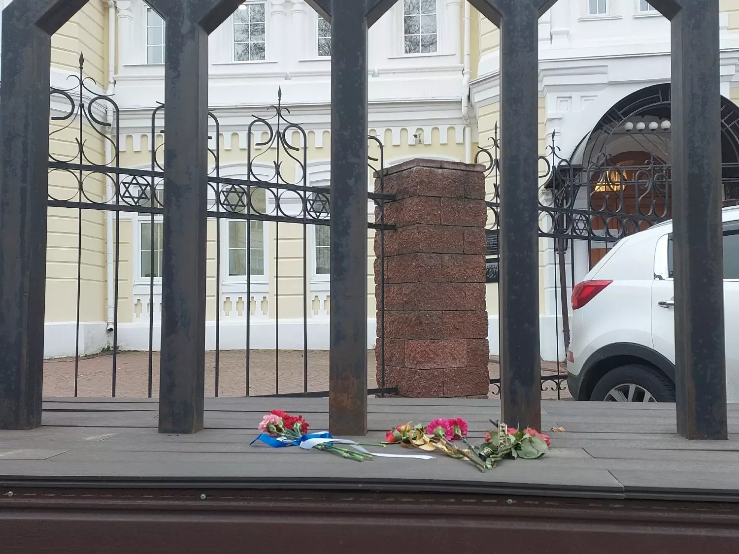Цветы у синагоги в Нижнем Новгороде