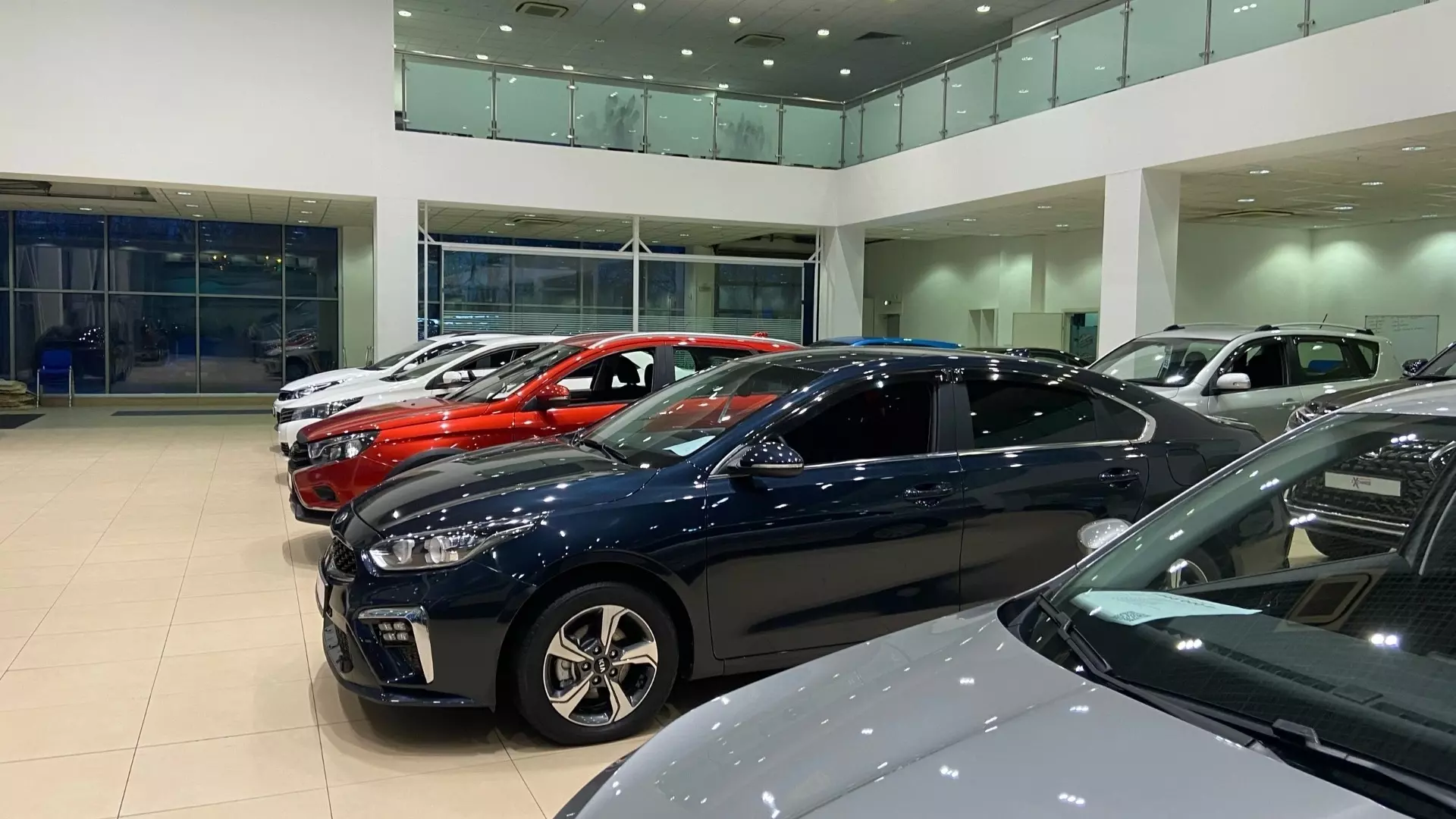 Чиновники закупают отечественные и китайские автомобили