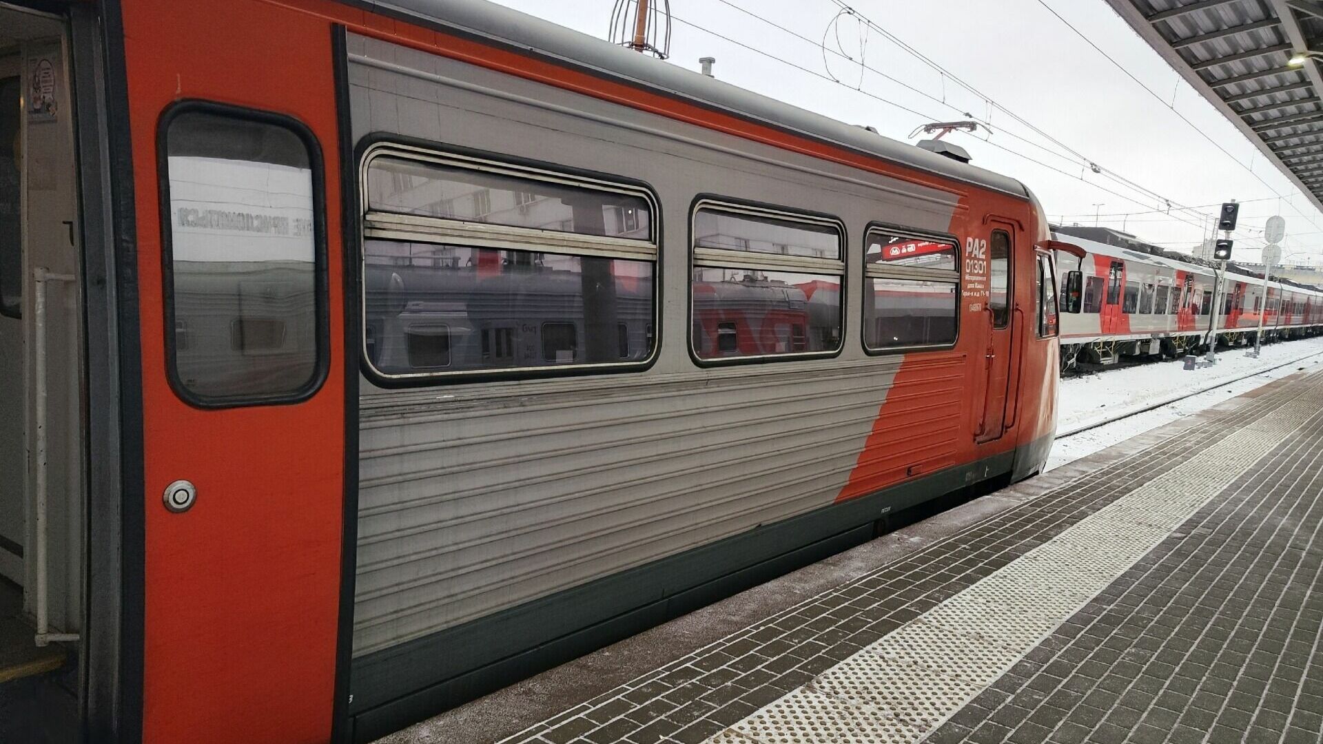 Бегающего по крышам поезда мужчину заметили на вокзале в Нижнем Новгороде
