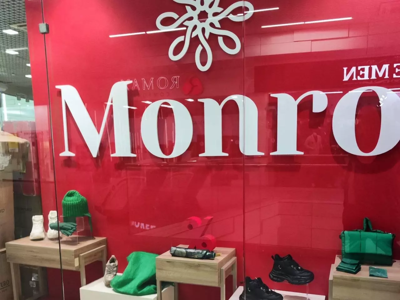 Ассортимент обуви в магазине Monro