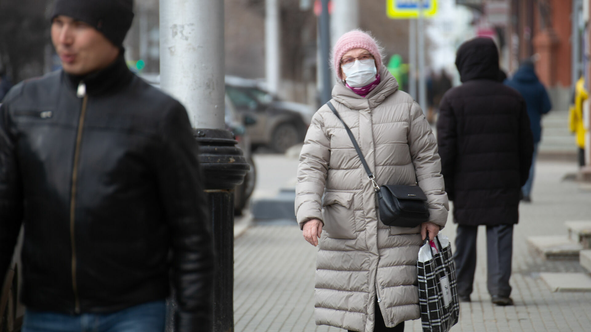 Нижегородцам рекомендуют не выходить на улицу без маски, перчаток и антисептика