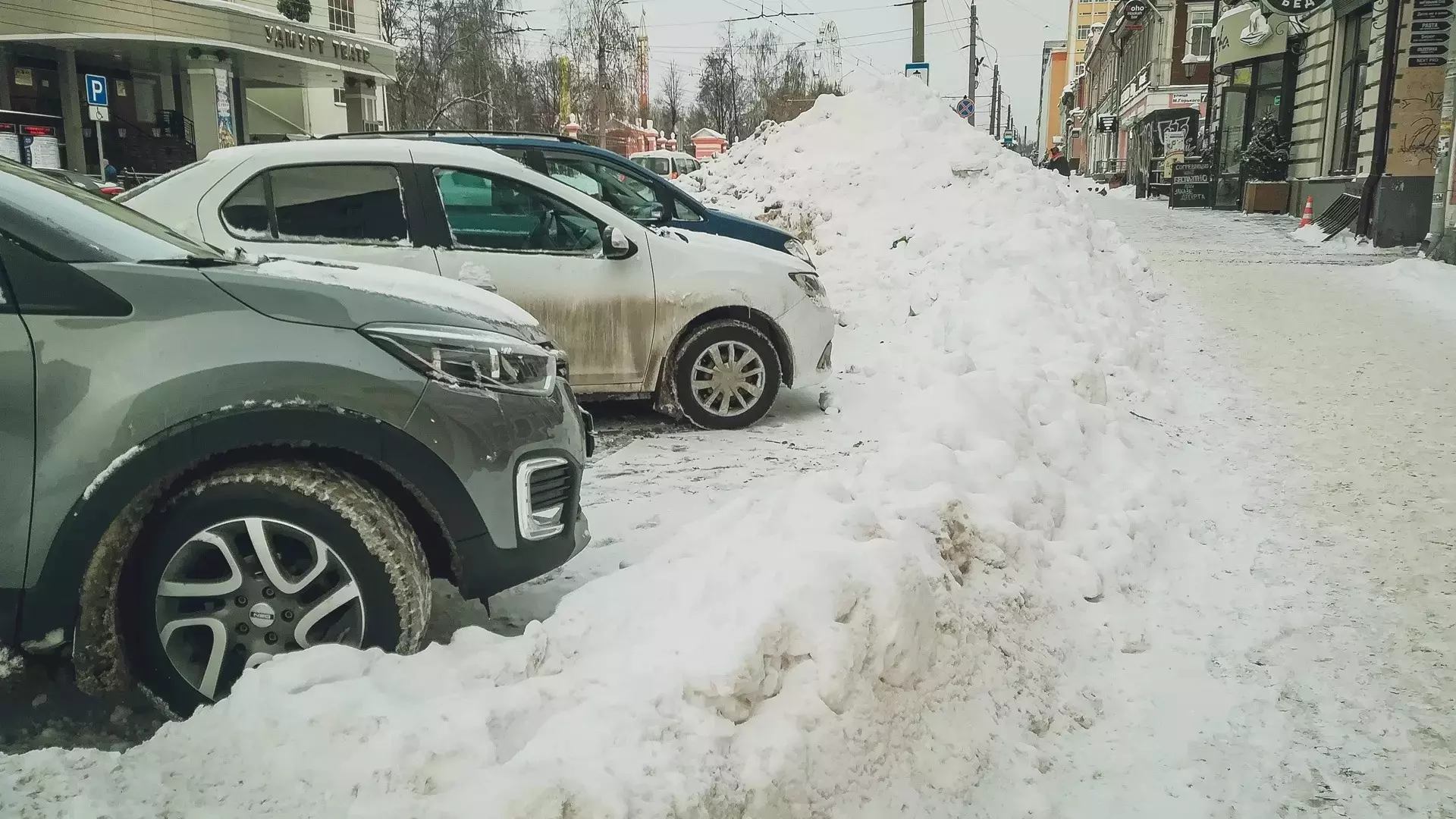 В Нижнем Новгороде продолжают расчищать дороги после мощного снегопада
