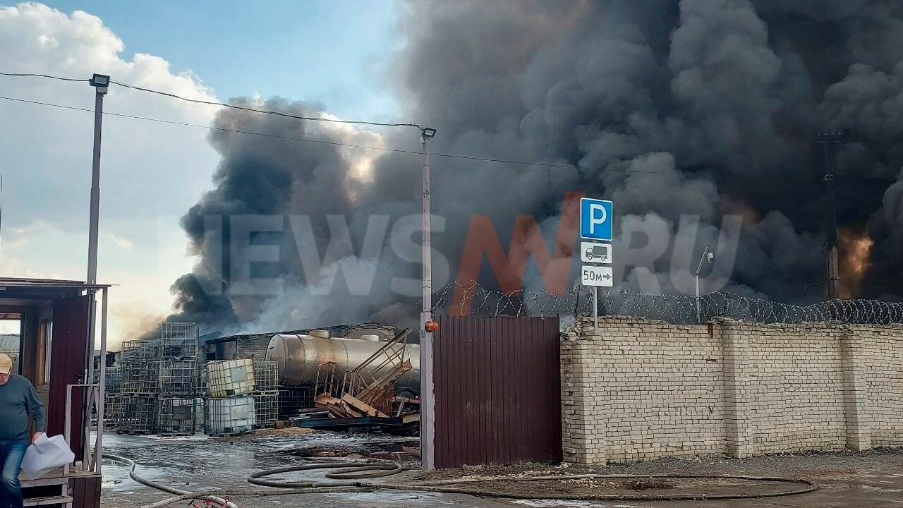Появились фото и видео мощного пожара в промзоне Дзержинска