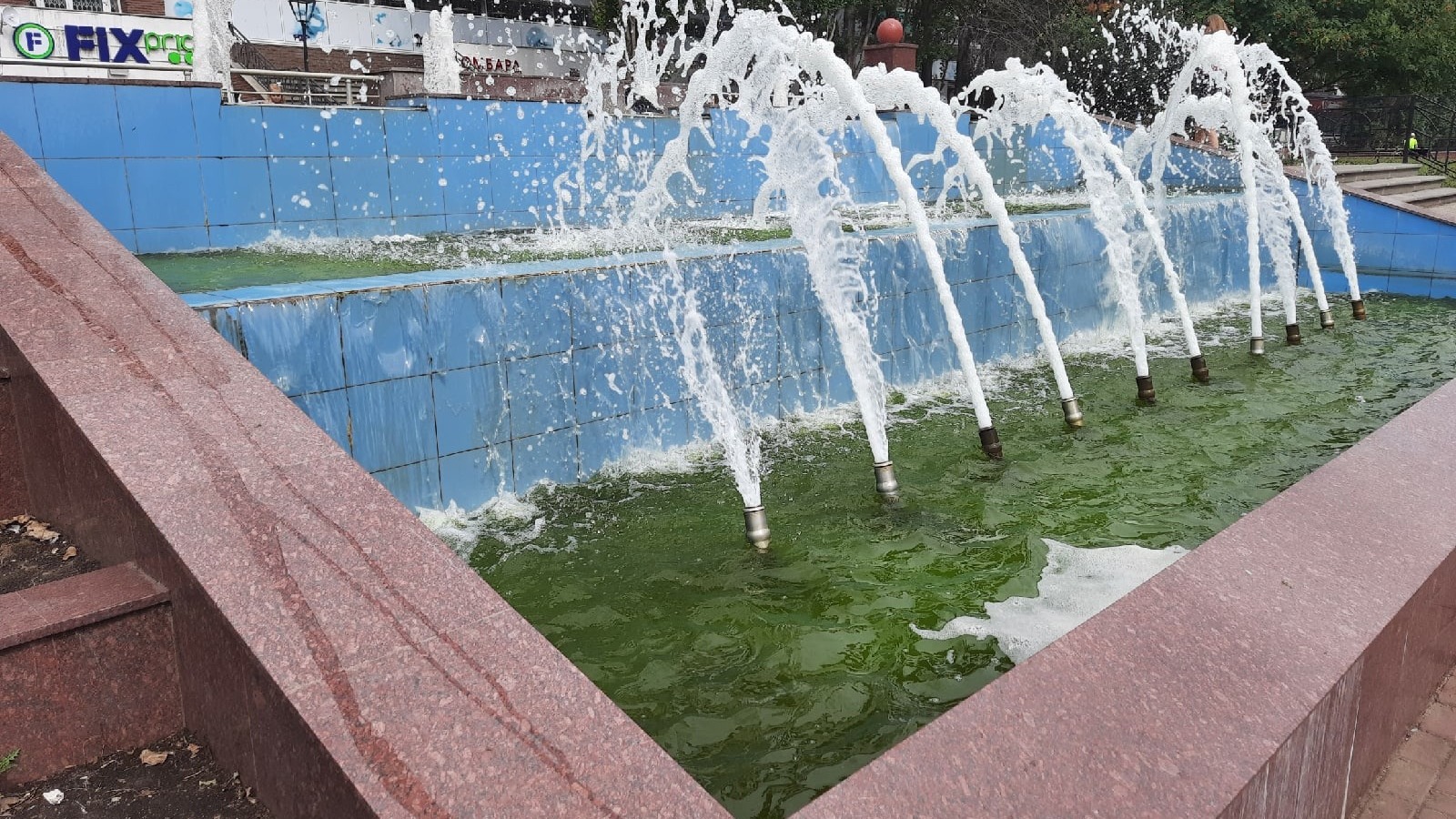 Неизвестные залили пеной фонтан на Рокоссовского в Нижнем Новгороде