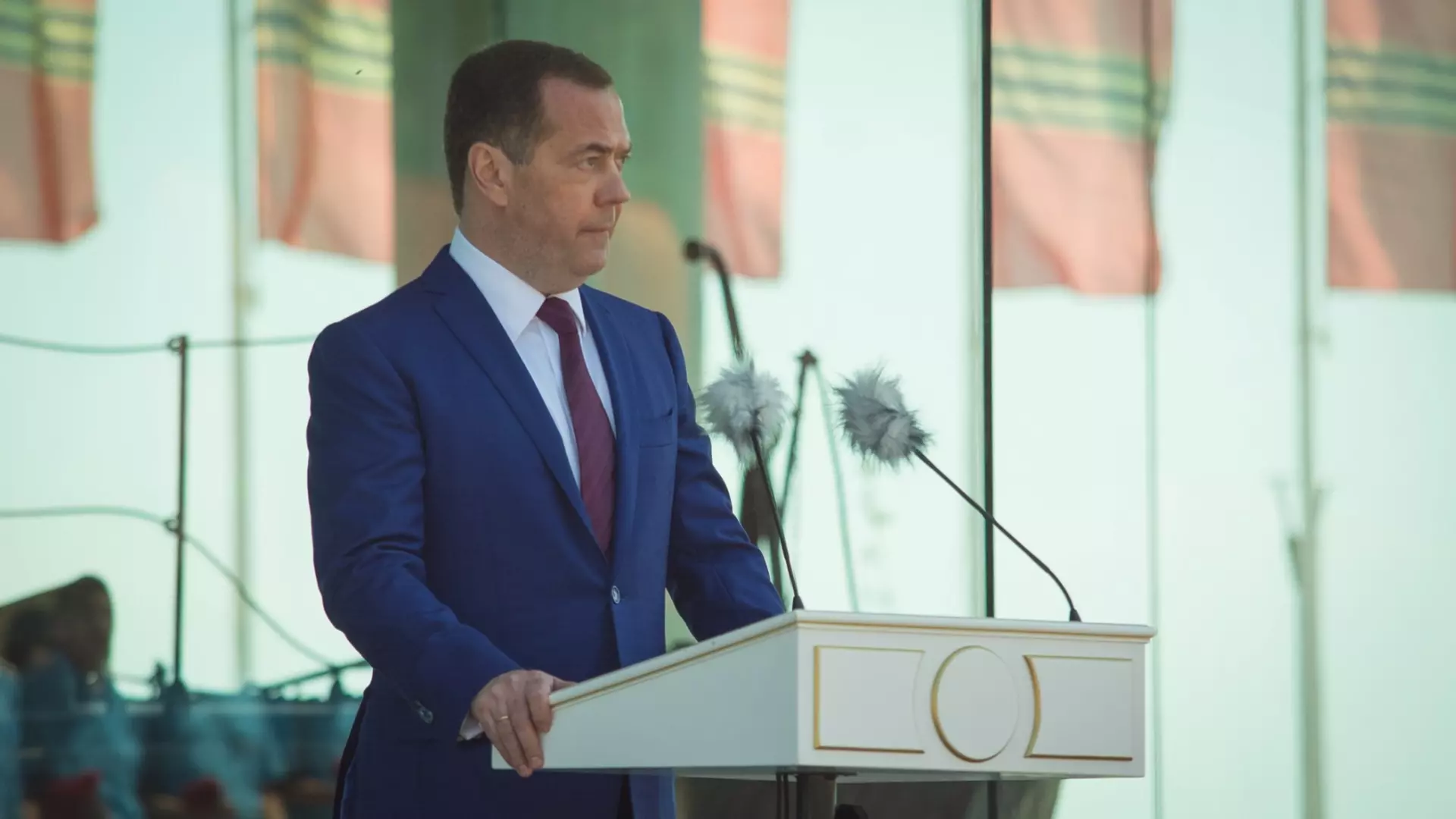 Дмитрий Медведев: доллар необходимо вытеснять постепенно