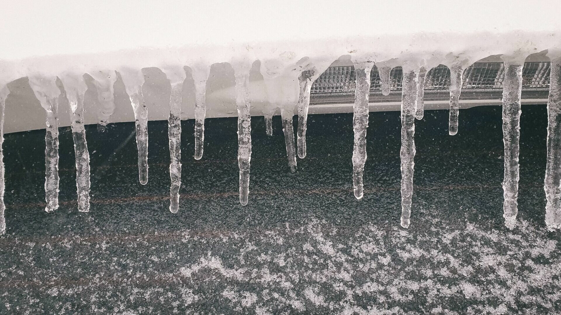 Подъезд дома в Нижнем Новгороде покрылся льдом