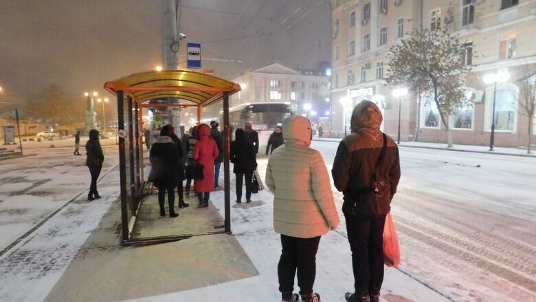 Нижегородцам рассказали, почему они не могут дождаться автобусов на остановках